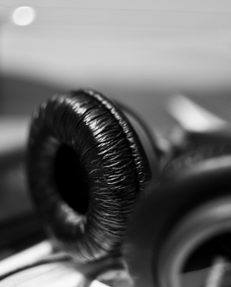 Auriculars. Discapacitat auditiva_mermadon 1967_Flickr
