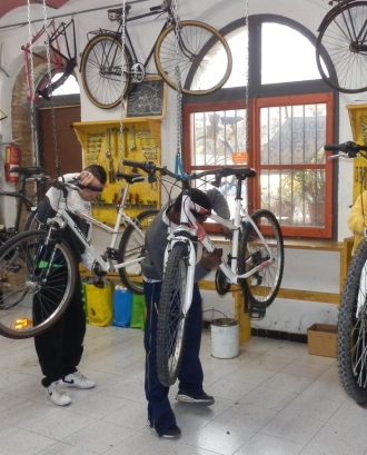 Curs d'autoreparació de bicicletes amb la cooperativa Biciclot (imatge: biciclot.coop)