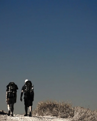 Dues persones caminant juntes. Autor: victor_nuno (Flickr)