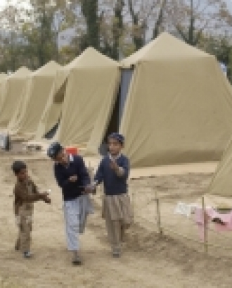 Imatge d'un camp de refugiats situat al Pakistan per il·lustrar els tallers 'Drets en trànsit'. Font: Llicència CC Pixabay