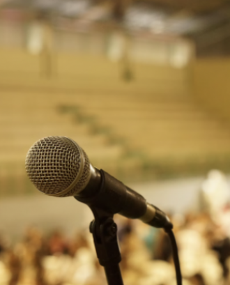 Un micròfon en una sala d'actes en representació del Festival Càntut. Font: Llicència CC Unsplash