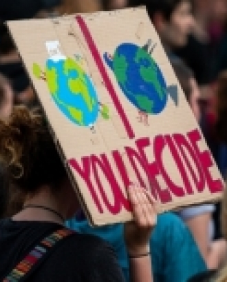 Un grup de joves de Friday's For Future manifestant-se en contra de la situació d'emergència climàtica. Font: Pixabay