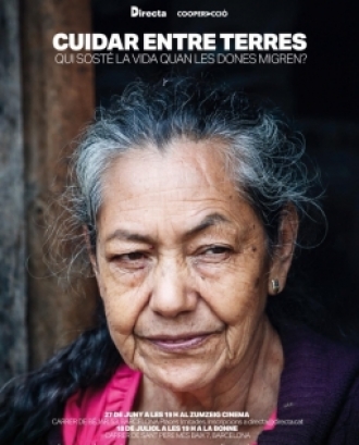 El documental tracta les cadenes de cures, un fenomen transnacional i urbanitzat que encarna la vigència de les relacions colonials. Font: CooperAcció.