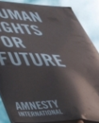 Bandera amb #HumanRightsForFuture. Font: Christian Lue