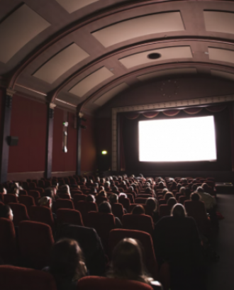 Sala de cinema plena d'espectadores per representar la projecció solidària d' 'El Gran Maurice'. Font: Llicència CC Unsplash