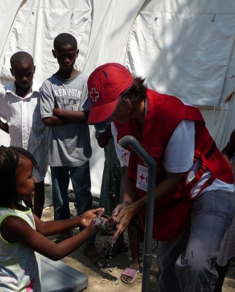 Cooperant ajudant nens - British Red Cross - Flickr