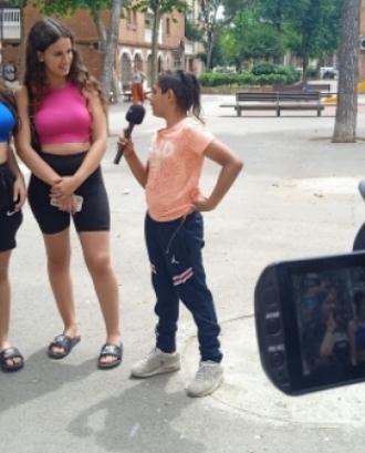 Gravació del reportatge 'Sobre el barri des de la plaça Cardenal Albareda'