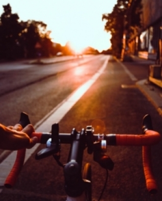 La jornada compta amb una pedalada i una classe magistral ‘Cicloindoor’ de Melcior Mauri. Font: Unsplash.