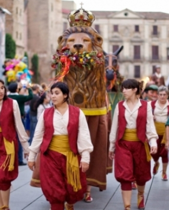 Esdeveniment de cultura popular protagonitzat per la figura festiva del Lleó de Barcelona. Font: Cercle de Cultura