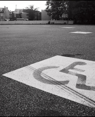 Senyal al terra per a persones discapacitades_anjan58_Flickr