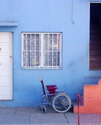 Cadira de rodes davant una escala. Discapacitat_panshipanshi_Flickr