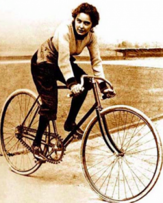 Dona ciclista, fotografia d'època