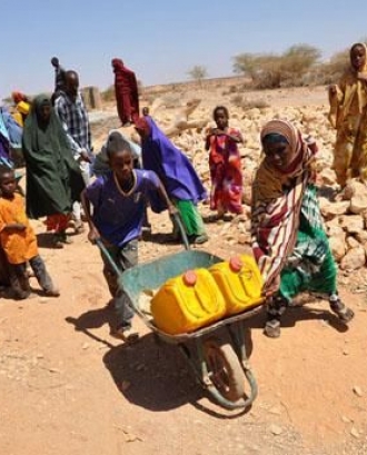 Persones transportant aigua a Etiòpia. Font: Intermón Oxfam