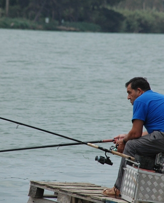 Pescador al riu Ebre. Font: 122 (flickr.com)