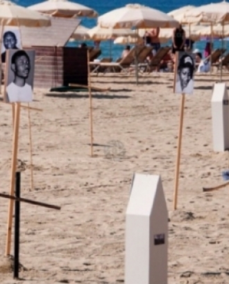 Imatge oficial de l'edició de la jornada Fronteres Invisibles d'enguany, a la platja del Bogatell de Barcelona. Font: Tanquem els CIE