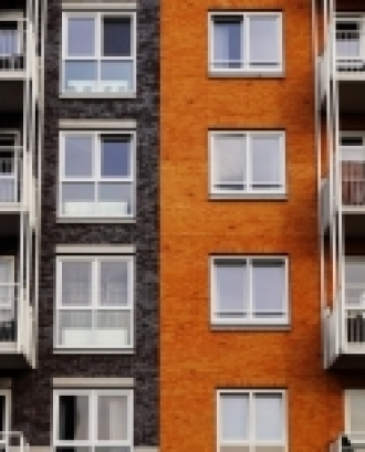 Façana d'un edifici en representació a l'habitatge cooperatiu. Font: Llicència CC Pexels