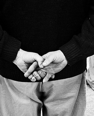 Home amb les mans a l'esquena_SiD_Flickr