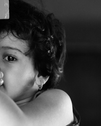 Una nena amagada. Imatge CC BY 2.0 de Vinoth Chandar (Flickr)