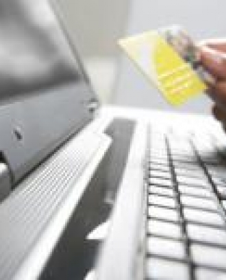 Imatge d'una persona teclejant un portatil. Font: web xarxanet.org
