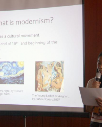 Una jove fent una explicació sobre el modernisme
