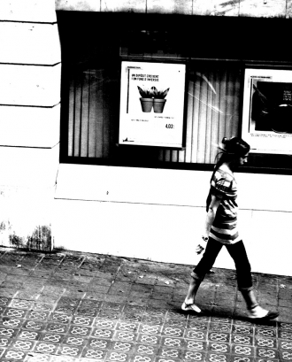 Noia jove pensant mentre camina. Font: riccardoce (Flickr)