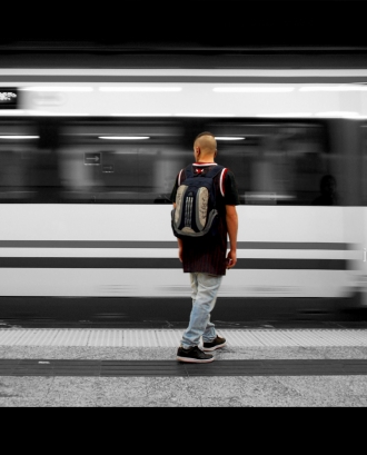 Joves davant un tren_jesuscm [on/off]_Flickr