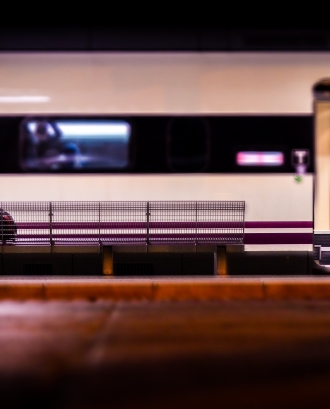 Noia al tren_Nacho Rascón_Flickr