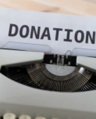 Màquina d'escriure amb un full amb el mot 'Donations'. Font: Markus Winkler