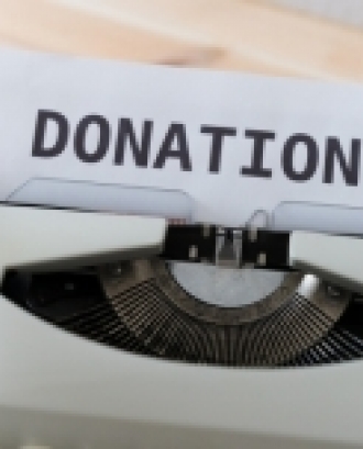 Màquina d'escriure amb paper on hi diu 'donations'. Font: Markus Winkler