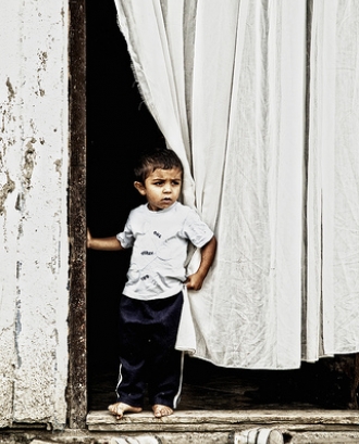 Nen davant d'una porta. Font: simaje (Flickr)
