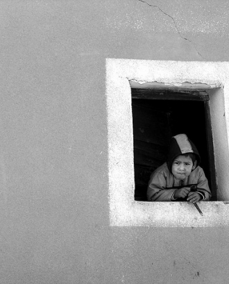 Nen mirant des d'una finestra_gonzalo.ocampo_Flickr