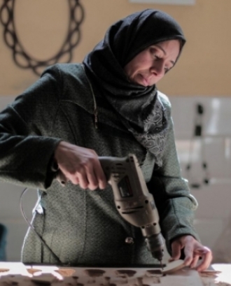 Dona palestina mentre treballa a un taller, en representació a l'empoderament de la dona. Font: Llicència CC Pixabay