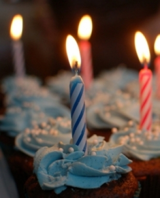 Espelma de pastís per celebrar aniversaris. Font: Pixabay