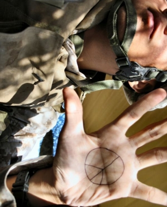 Soldat amb símbol de la pau_War and peace_Jayel Aheram_Flickr