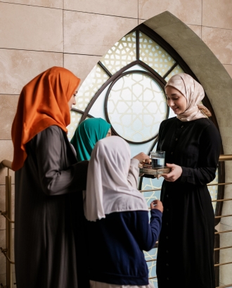 Grup de persones en una mesquita. Font: Pexels - Alena Darmel