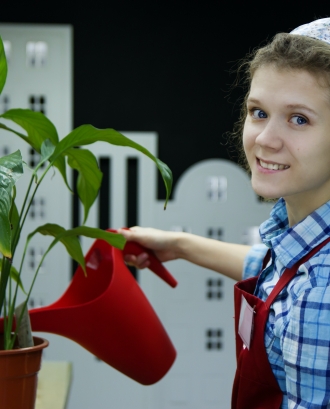 Noia regant una planta. Font: Pexels - Anastasiya Gepp