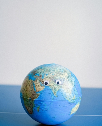 Globus terraqüi amb ulls. Font: Pexels - Anna Shvets