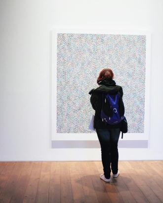 Persona mirant un quadre en un museu. Font: Pexels - Bara Cross