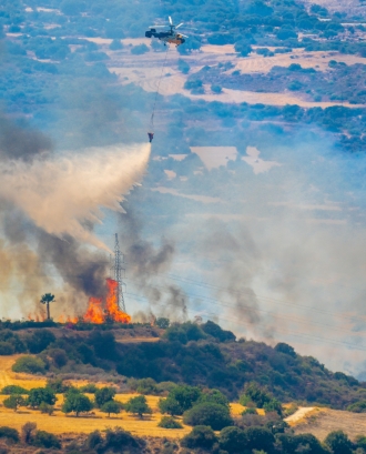 Incendi forestal i helicòpter ajudant. font: Pexels - chris clark