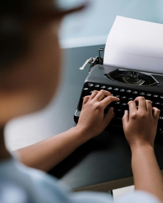 Persona escrivint amb una màquina d'escriure. Font: Pexels - cottonbro studio