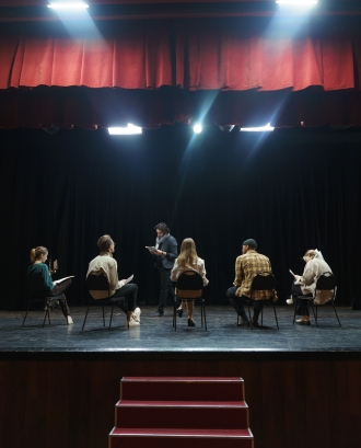 Actors i actrius assajant en un escenari. Font: Pexels - cottonbro studio