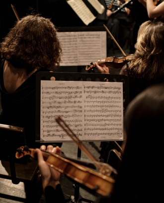 Músics tocant en una orquestra. Font: Pexels - cottonbro studio