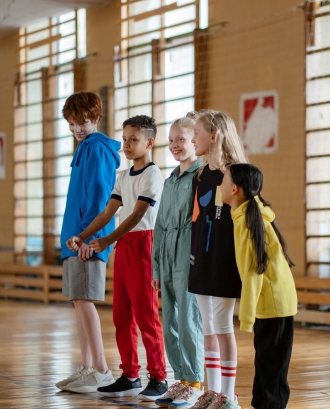Nens en un gimnàs amb roba esportiva. Font: Pexels - cottonbro studio