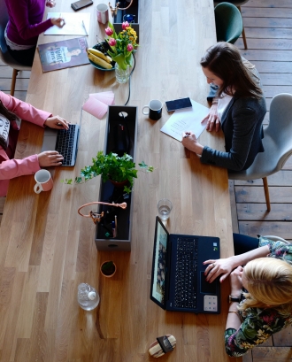 Noies treballant en una taula. Font: Pexels - CoWomen
