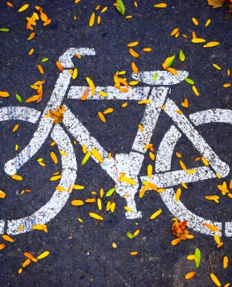 Dibuix de bicicleta pintat a l'asfalt. Font: Pexels - Cristiana Raluca