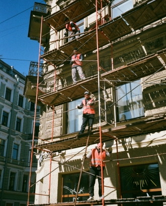 Persones treballadores arreglant una façana. Font: Pexels - Darya Sannikova
