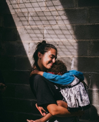Noia abraçant a un infant. Font: Pexels - Edward Eyer