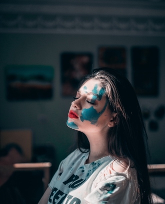 Noia amb cara pintada. Font: Pexels - Elijah O'Donnell