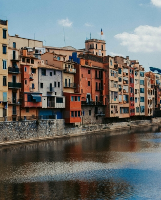 Ciutat de Girona, cases i riu. Font: Pexels - Evgeniya Kuzmina