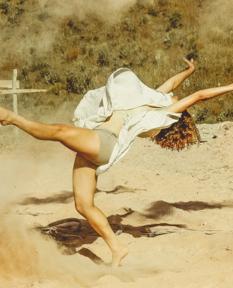 Noia ballant en un descampat. Font: Pexels - Gabriel Augusto